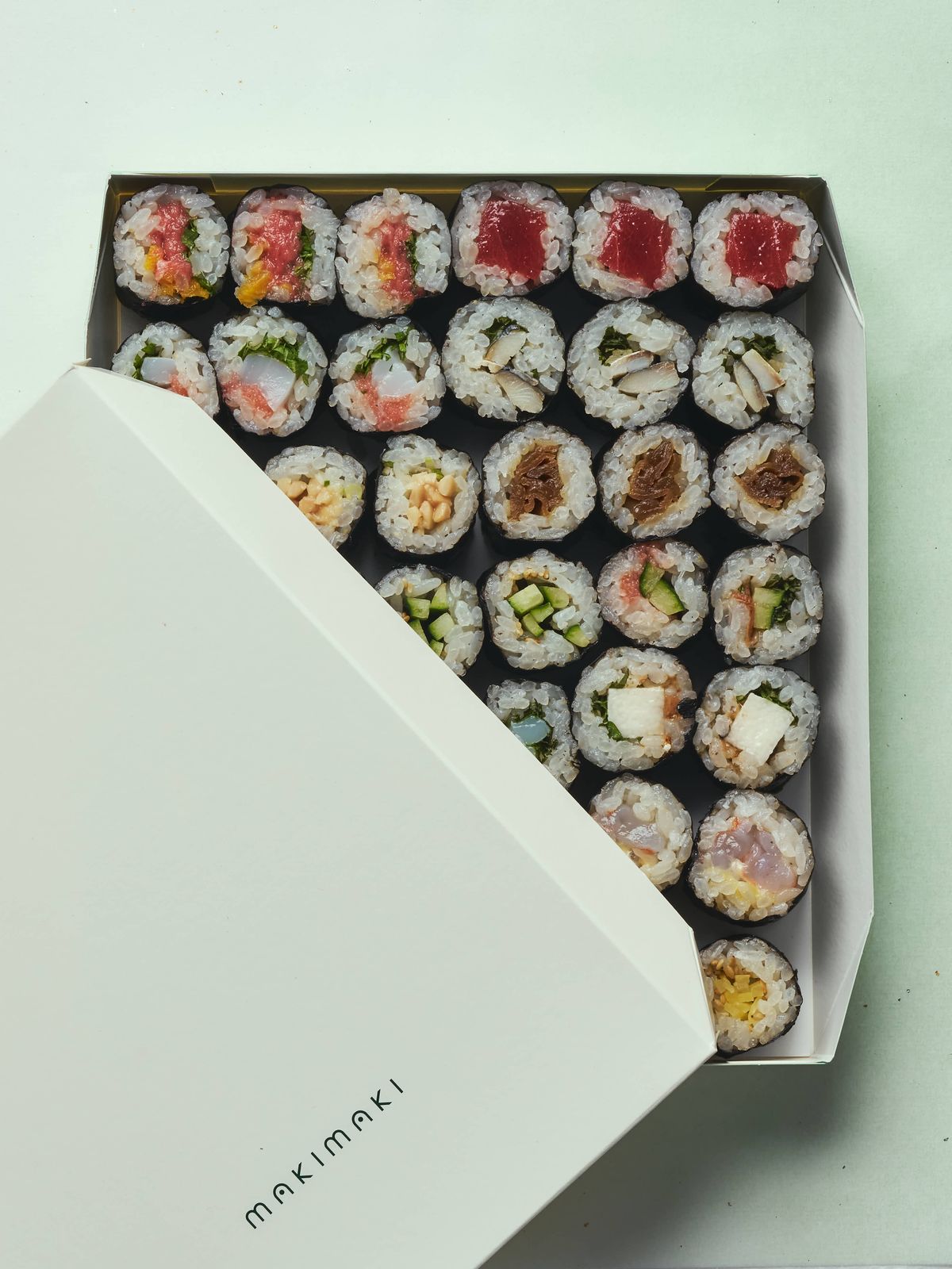 箱に詰められたmakimakiの細巻き